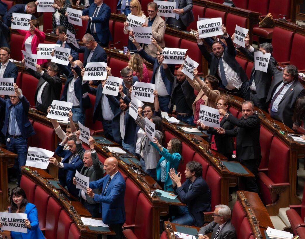 Proteste In Aula Alla Camera D