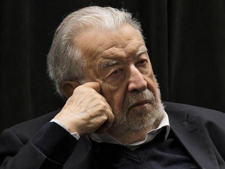 Pupi Avati Attende Un Incontro