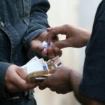 Pusher Minorenne Bloccato A Pescara Durante Cessione Di Hashish Davanti A Decine Di Passanti Al Terminal Bus
