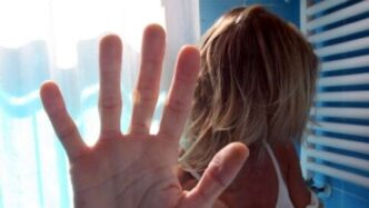 Ragazza Minacciata A Causa Di