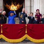 Re Carlo, La Regina Camilla E La Famiglia Reale Al Balcone Di Buckingham Palace Per Il Passaggio Delle Frecce Rosse Nel Giorno Della Vittoria