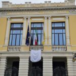 Reggio Calabria Espone Un Telo Bianco A Palazzo Alvaro Per La Campagna “24 Maggio – 50.000 Sudari Per Gaza”
