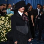 Rihanna Annuncia La Terza Gravidanza Sul Red Carpet Del Met Gala Fundraiser A New York