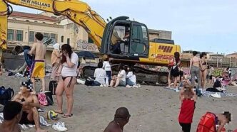 Ruspa Al Lavoro Sulla Spiaggia