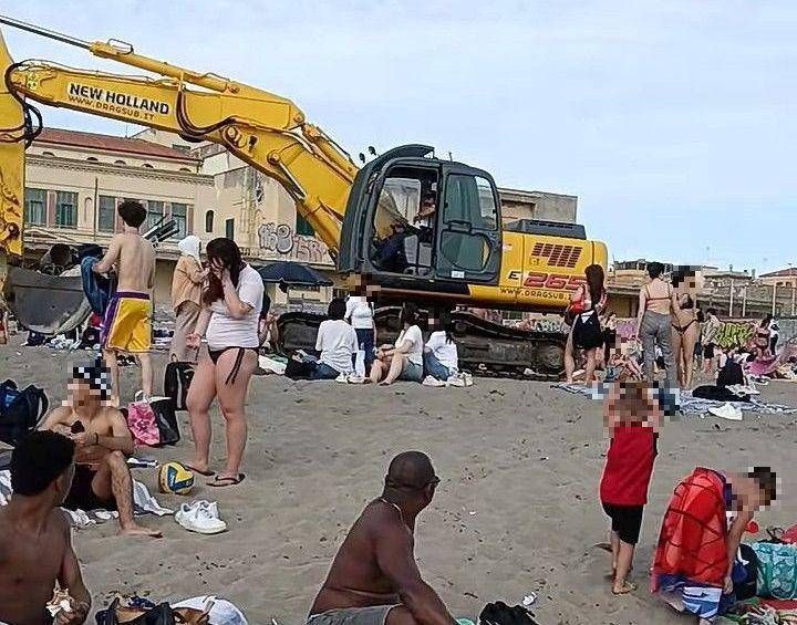 Ruspa Al Lavoro Sulla Spiaggia