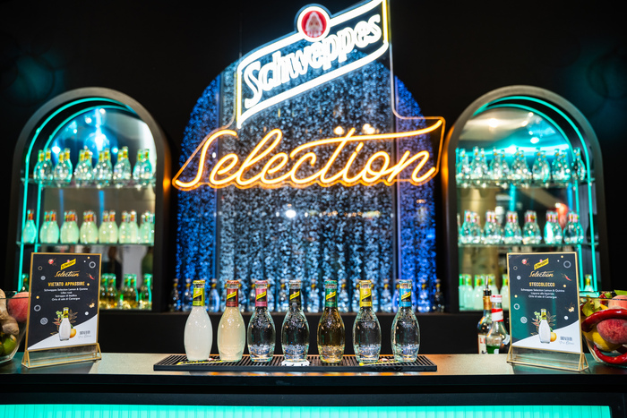 Schweppes Al Roma Bar Show 202