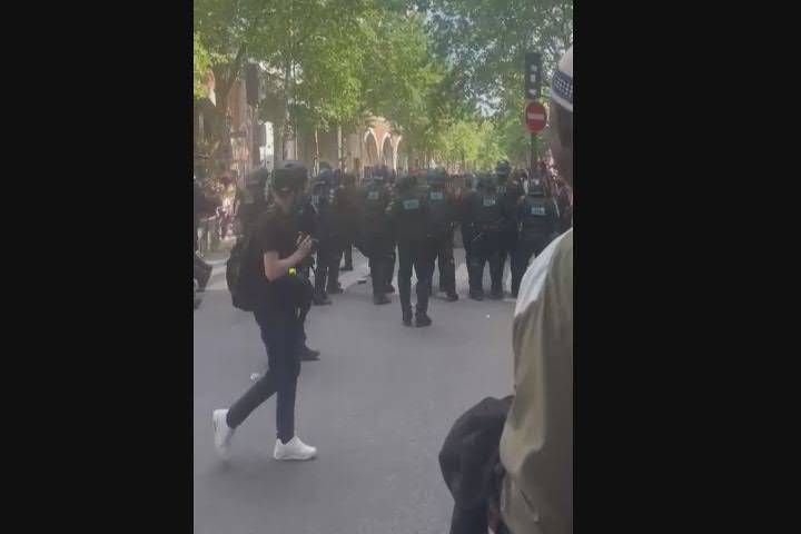 Scontri A Parigi Durante La Ma
