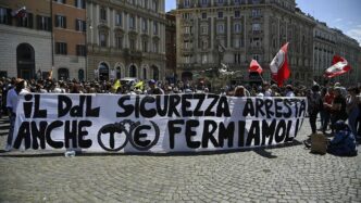 Scontri Tra Manifestanti E Pol