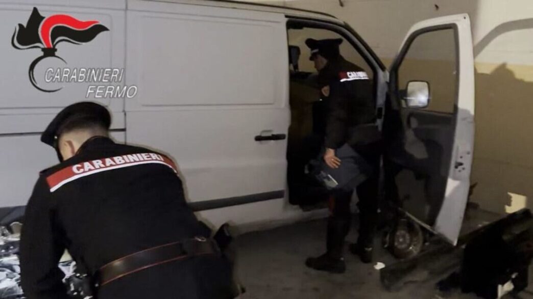 Scoperto Furgone Con Pezzi Di