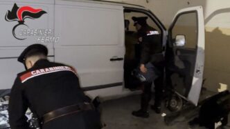 Scoperto Furgone Con Pezzi Di