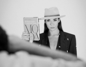 Il linguaggio segreto della moda arriva a Roma: il debutto editoriale di Ida Galati tra arte e stile