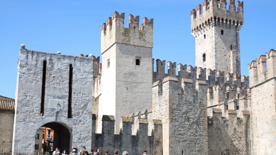 Sirmione Invasa Da Turisti Nel