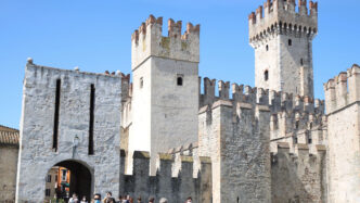 Sirmione Invasa Da Turisti Nel