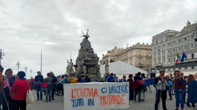 Sit In A Trieste Contro La Nuo