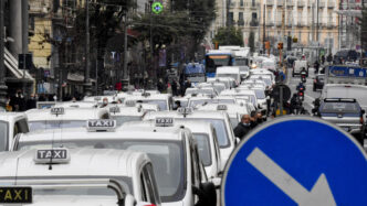 Tassisti Di Napoli Manifestano