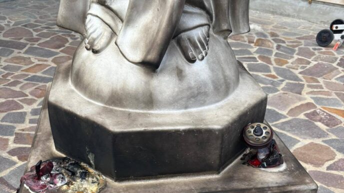 Tentato Incendio Alla Statua D