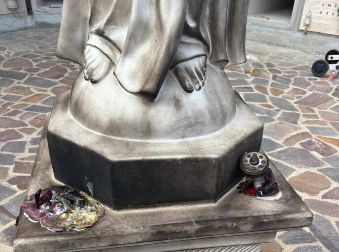 Tentato Incendio Alla Statua D