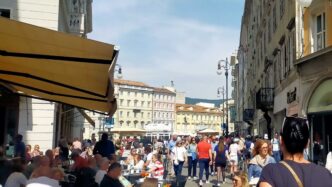 Trieste Tra I Pienoni Per Il P