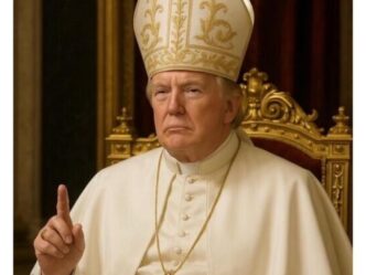 Trump In Abito Talare Con Mitr