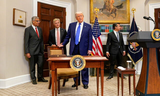 Trump Punta Il Dito Contro Le28099U