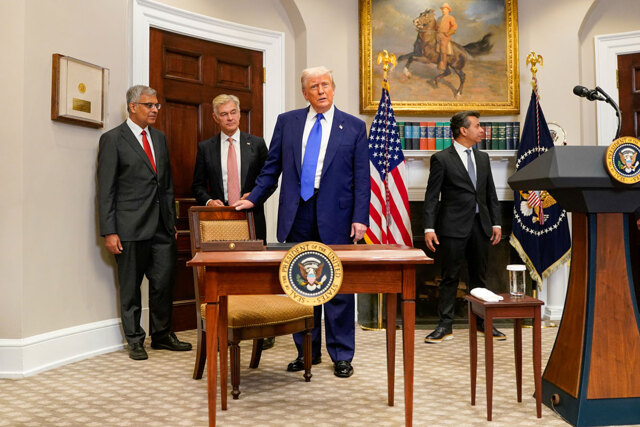 Trump Punta Il Dito Contro Le28099U