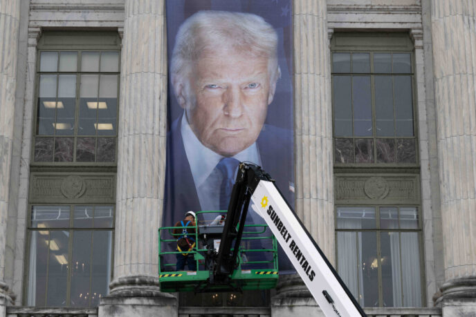 Trump Torna Dagli Sceicchi Con