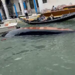 Turisti Si Spostano Per Un Selfie E Causano Il Ribaltamento Di Una Gondola Sul Canal Grande A Venezia