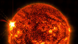 Une28099Eruzione Solare Potente Col