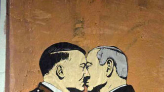 Un Bacio Tra Adolf Hitler E Be