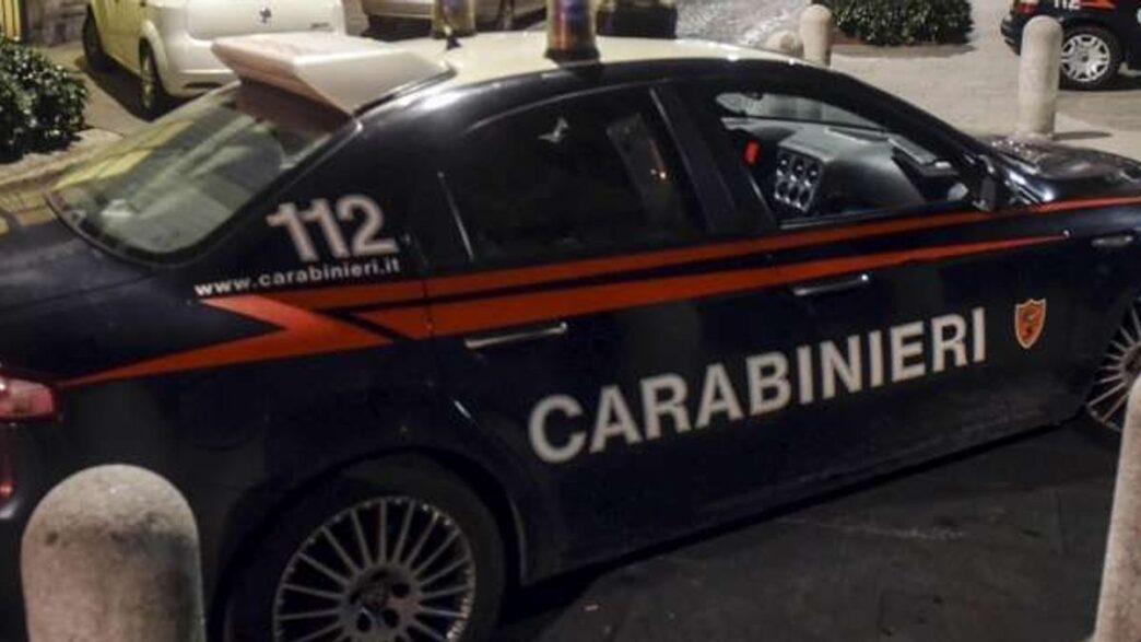 Un Giovane Inseguito Da Tre Uo