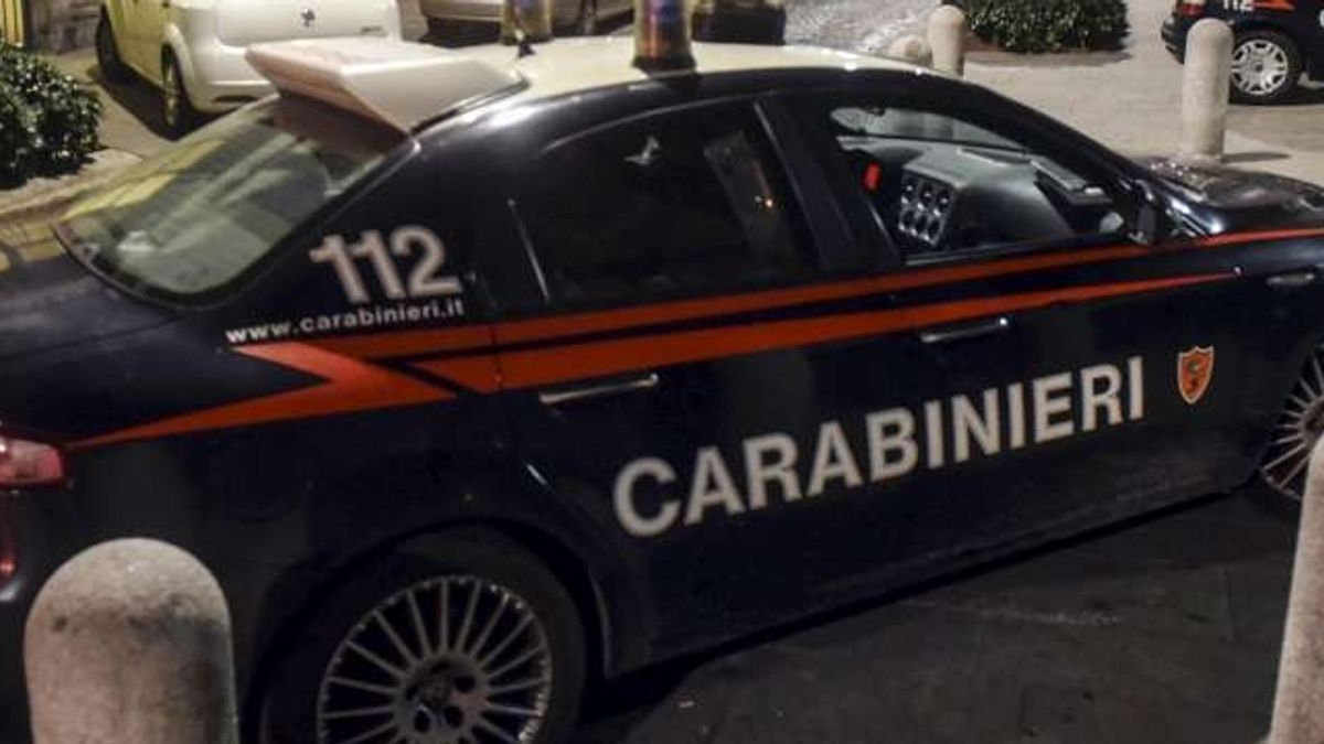 Un Giovane Inseguito Da Tre Uo