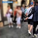 Un Ispettore Di Polizia Blocca Un Borseggiatore A Roma Dopo Aver Filmato Il Furto Ai Danni Di Un Turista Anziano