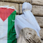 Un Messaggio Di Denuncia Contro Il Massacro In Palestina Comparso Sulla Statua Di Pasquino A Roma