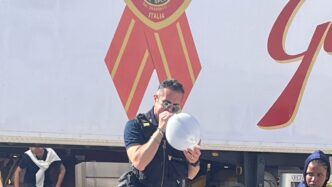 Un Poliziotto Intrattiene I Ba