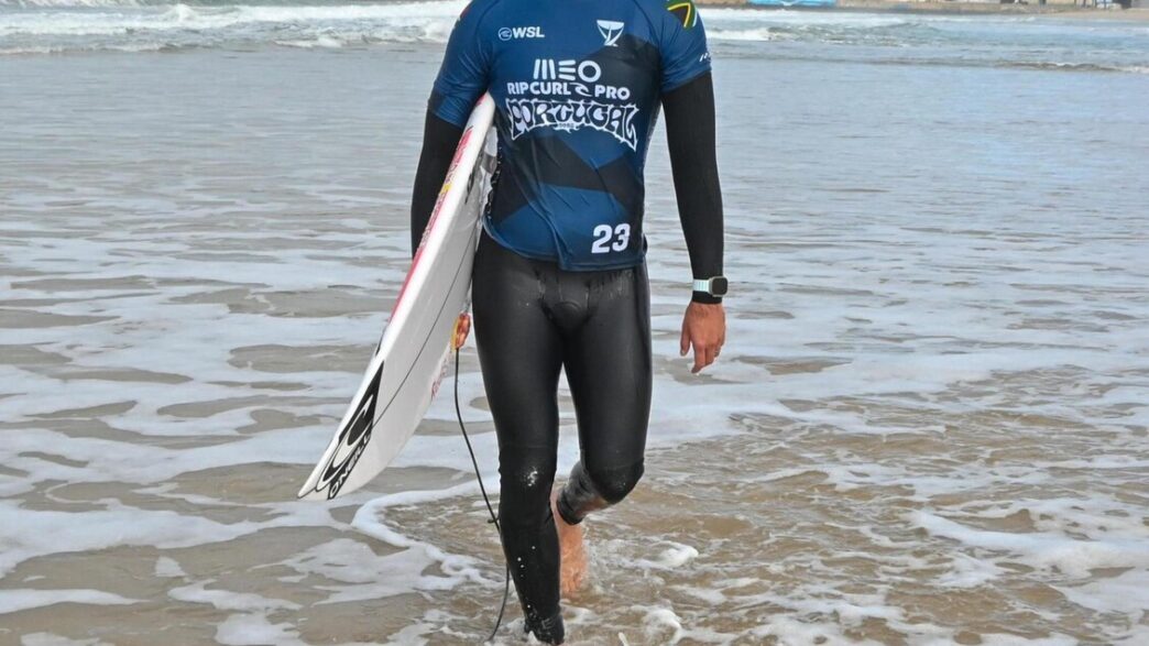 Un Surfista In Difficoltc3A0 Salv
