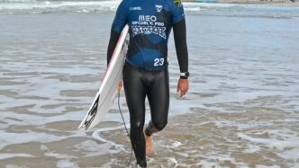 Un Surfista In Difficoltc3A0 Salv