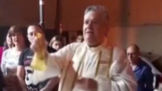 Una Benedizione Con Acqua Sant