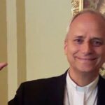 Una Foto Del Papa Leone Xiv Con Il Segno “I Love You” In Lingua Dei Segni Americana