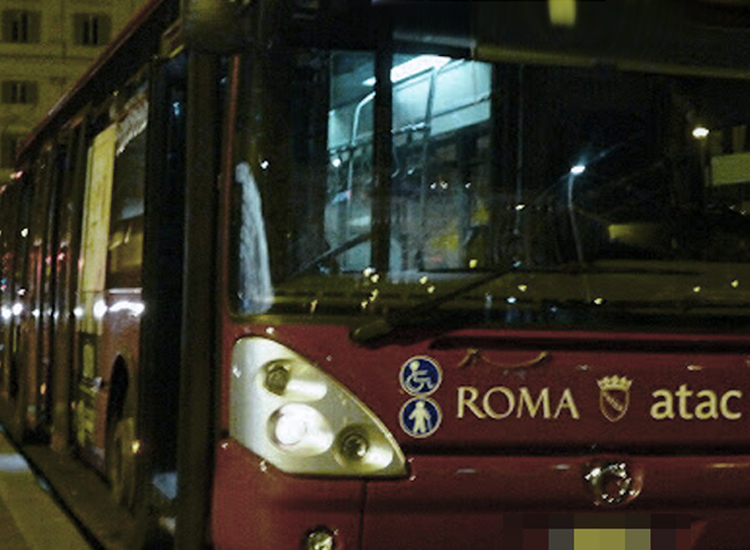 Uomo Ferito Con Arma Da Taglio
