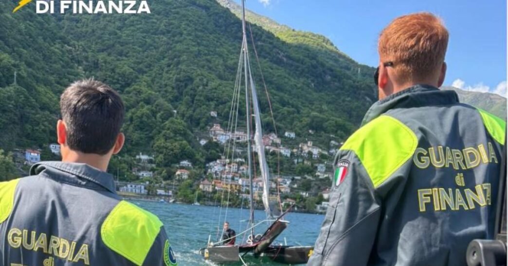 Uomo Salvato Nelle Acque Di Ca
