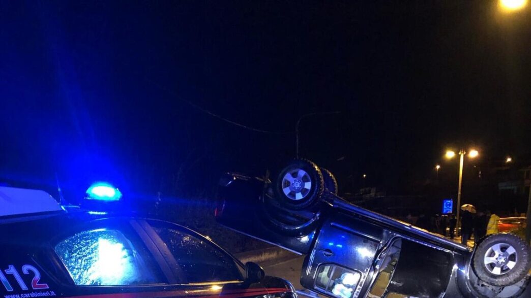 Uomo Si Ribalta Con L27Auto Sul