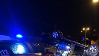 Uomo Si Ribalta Con L27Auto Sul
