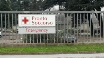 Uomo Si Tuffa Nel Naviglio Gra