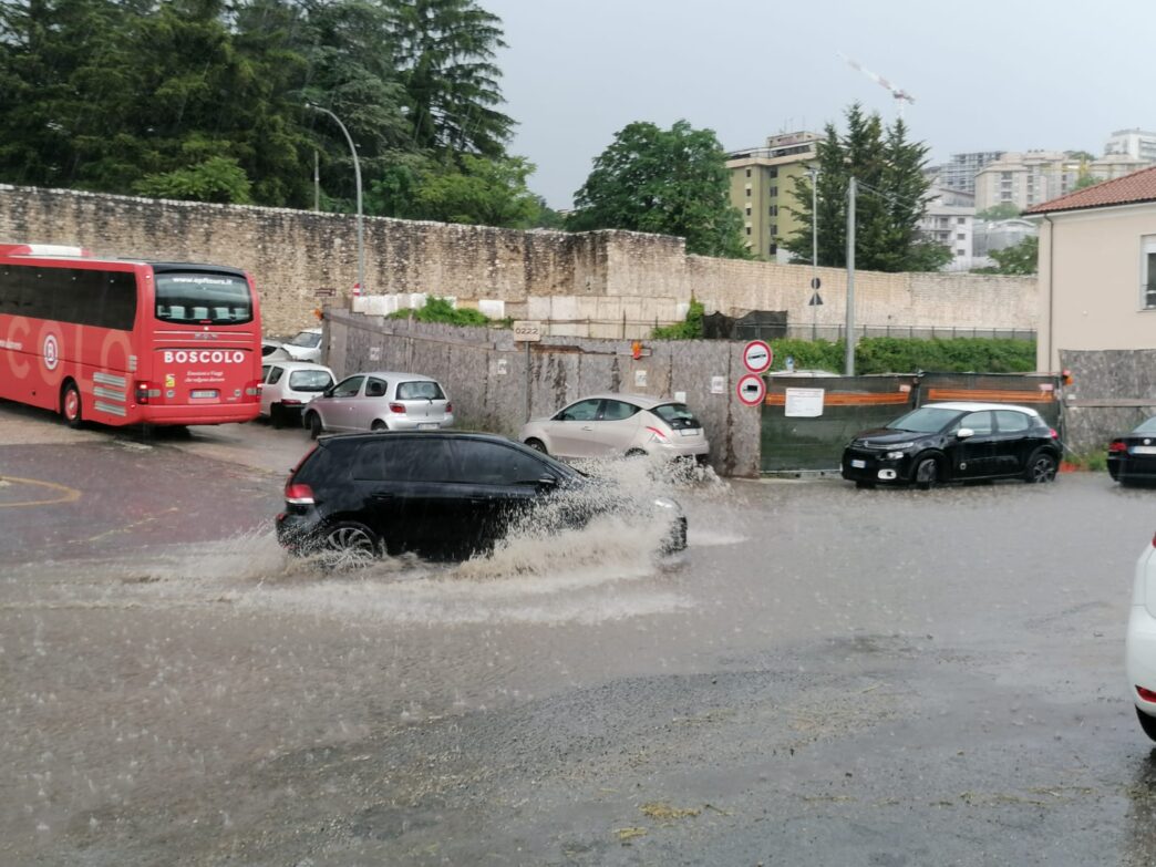 Violenta Bomba De28099Acqua Colpisc