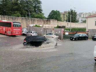 Violenta Bomba De28099Acqua Colpisc