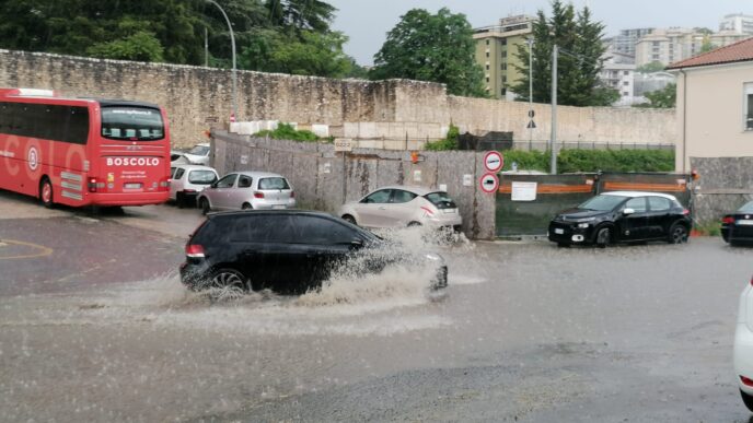 Violenta Bomba De28099Acqua Colpisc