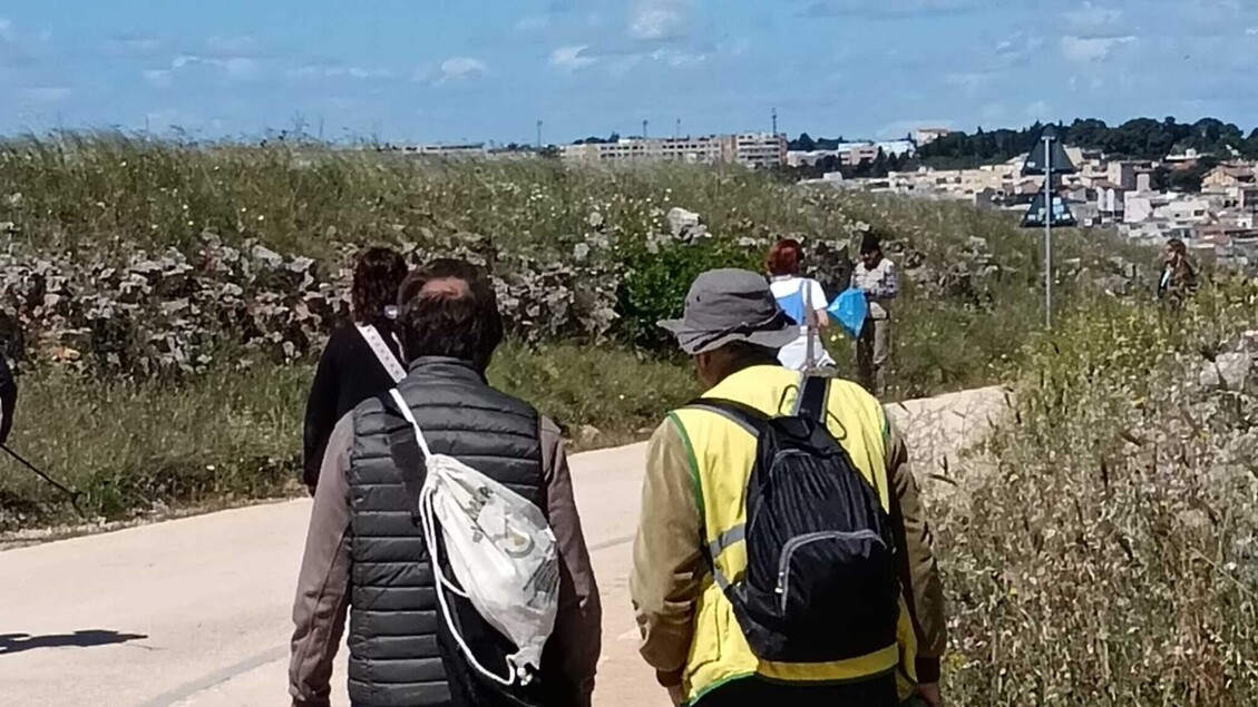 Volontari Raccolgono Rifiuti L