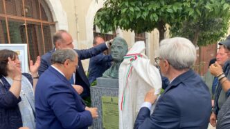 A Torre Del Greco Il Busto Di