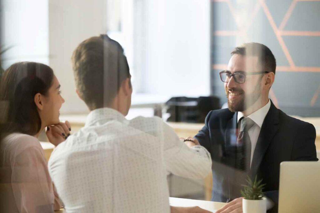 Intesa Sanpaolo mette in grave difficoltà i clienti, i dettagli