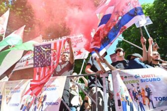 Corteo Del Primo Maggio A Tori 1